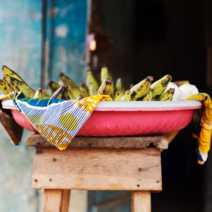 Kochbanane und afrikanische Stoff, Bild aus Afrika erhältlich im Onlineshop