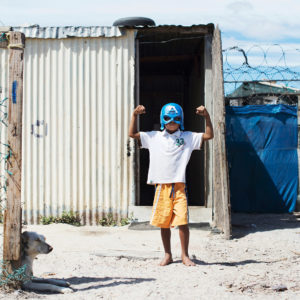 Ein kleiner Held in einem Township in Südafrika, Bild aus Afrika erhältlich im Onlineshop