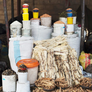 Bohnen, Erdnüsse und Mopani Würmer auf ein Markt in Sambia, das Bild aus Afrika ist erhältlich im Onlineshop