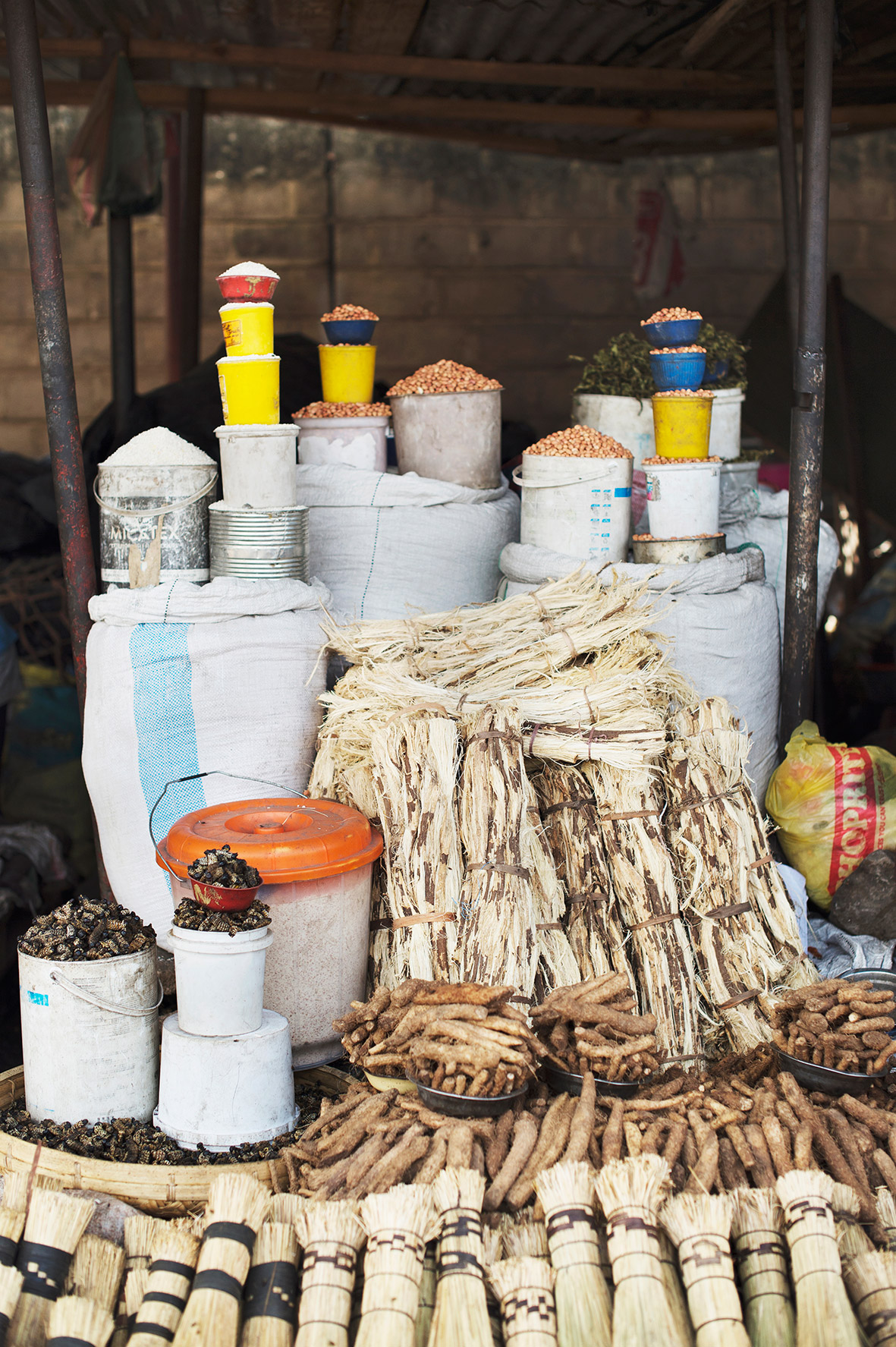 Bohnen, Erdnüsse und Mopani Würmer auf ein Markt in Sambia, das Bild aus Afrika ist erhältlich im Onlineshop